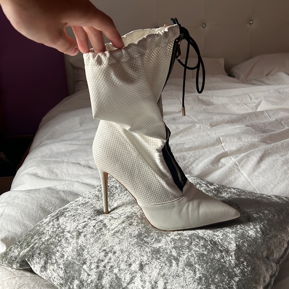 Fashion Nova white heeled boots - Picture 2 of 4